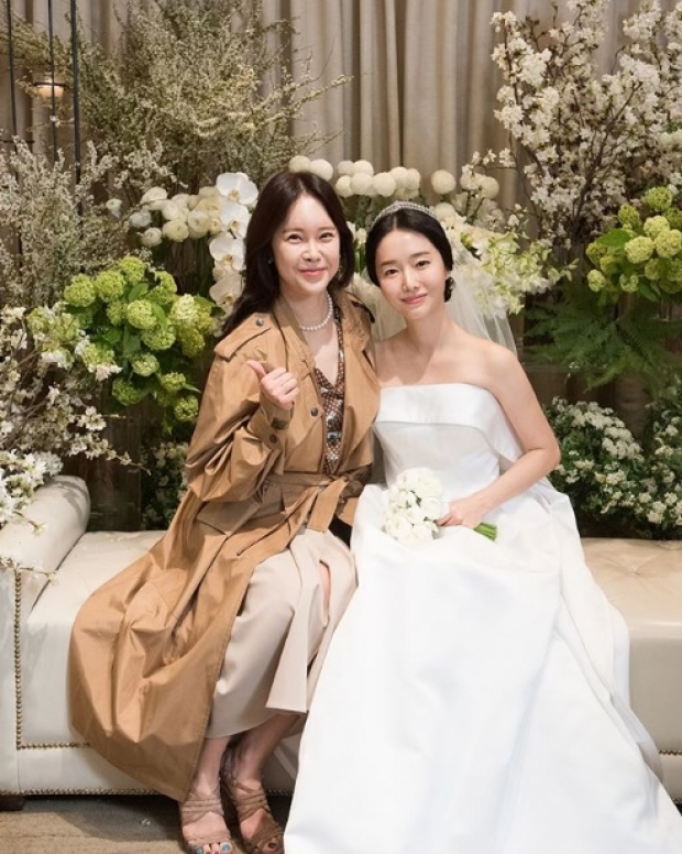 นักแสดงสาว “อี จอง ฮยอน” เข้าพิธีแต่งงานกับ สามี หมอศัลยฯ กระดูก เพื่อนๆ ร่วมยินดี
