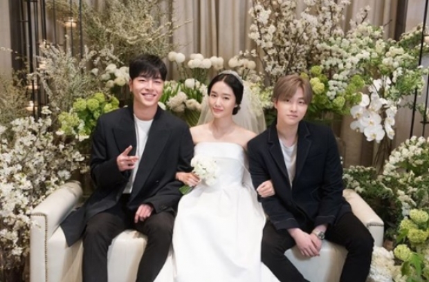 นักแสดงสาว “อี จอง ฮยอน” เข้าพิธีแต่งงานกับ สามี หมอศัลยฯ กระดูก เพื่อนๆ ร่วมยินดี