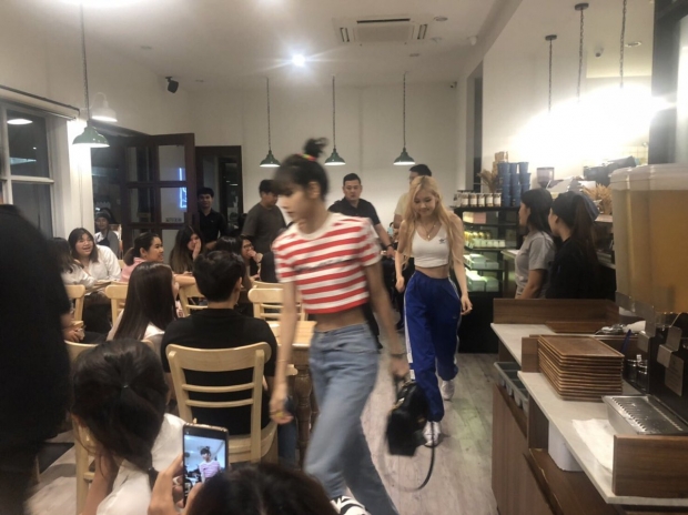 ลิซ่า-โรเซ่ BlackPink ควงกันไปกินขนมหวาน ชิลๆ หลังโชว์เสร็จ! (คลิป)