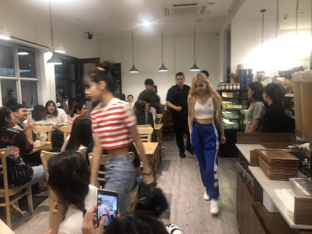 ลิซ่า-โรเซ่ BlackPink ควงกันไปกินขนมหวาน ชิลๆ หลังโชว์เสร็จ! (คลิป)