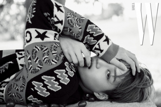 “ไค - EXO” เผยซิกแพ็ค รำไรในแฟชั่น W Korea