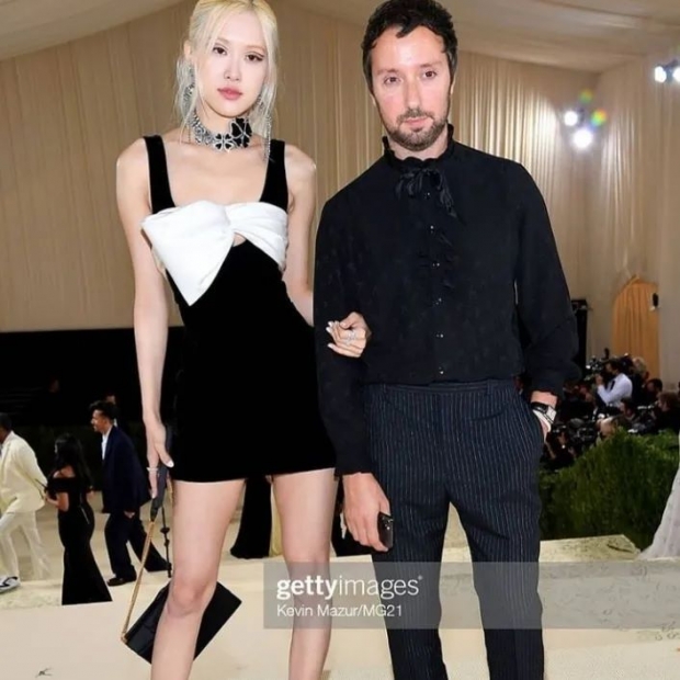 ต๊าซซ!! โรเซ่ โพสต์ภาพสั่งตรงจาก metgala2021 ถ่ายคู่หนุ่มคนดัง!!