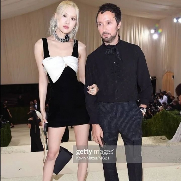 ต๊าซซ!! โรเซ่ โพสต์ภาพสั่งตรงจาก metgala2021 ถ่ายคู่หนุ่มคนดัง!!