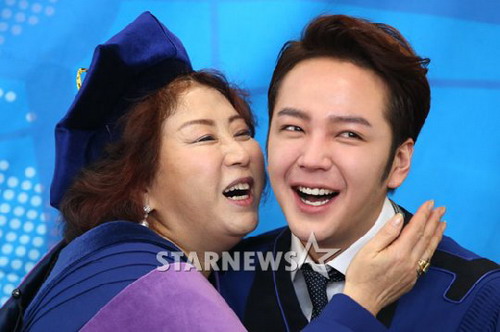 จางกึนซอก (Jang Geun Suk) จองอิลอู (Jung Il Woo) ร่วมพิธีจบการศึกษา ม.ฮันยาง