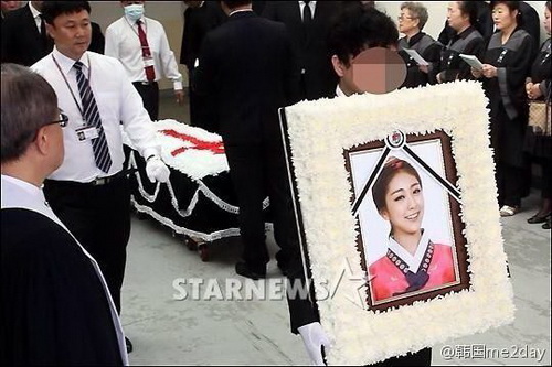 โซจอง นั่งรถเข็นร่วมงานศพ ริเซ เป็นครั้งสุดท้ายพร้อมสมาชิกในวง