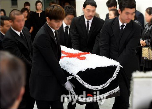 โซจอง นั่งรถเข็นร่วมงานศพ ริเซ เป็นครั้งสุดท้ายพร้อมสมาชิกในวง