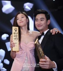 คิม ซูฮยอน - จอน จีฮยอน กวาดรางวัล Baeksang Arts Awards ครั้งที่ 50 