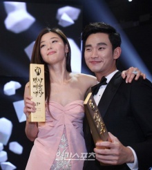 คิม ซูฮยอน - จอน จีฮยอน กวาดรางวัล Baeksang Arts Awards ครั้งที่ 50