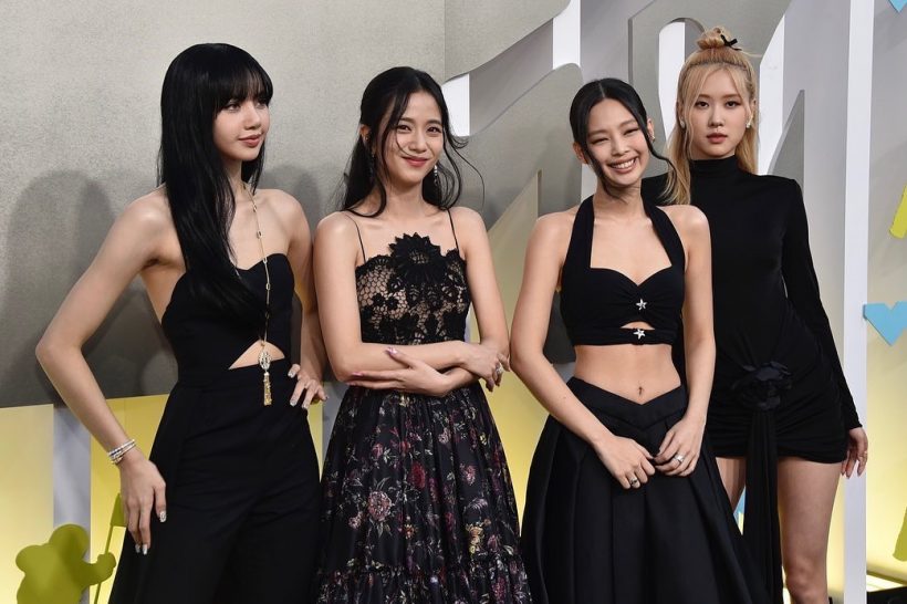 ผู้ชมคอนเสิร์ต BLACKPINK สงบนิ่ง 1 นาที ก่อนเริ่มคอนเสิร์ต ถวายอาลัย