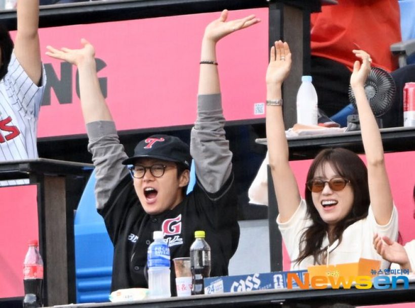 เห็นเต็มตา! นางเอกดังควงพระเอกคู่จิ้น ดูเบสบอล