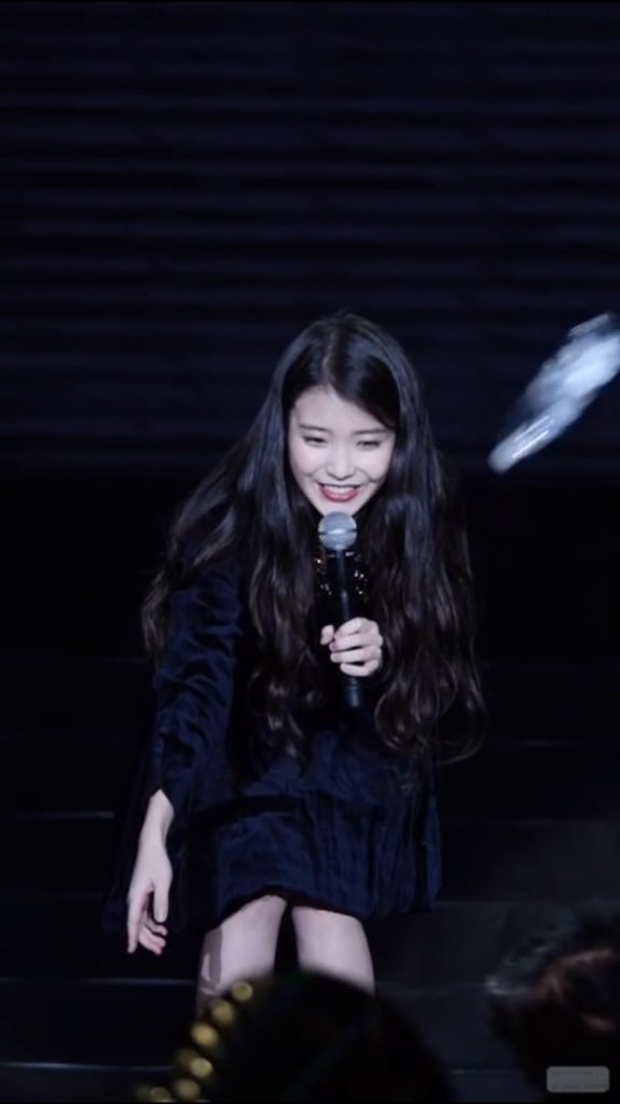 วิดีโอในช่วงจังหวะที่ไอยู (IU) ถูกปาขวดน้ำเข้าที่ใบหน้ากลับมาเป็นกระแสไวรัลอีกครั้ง!