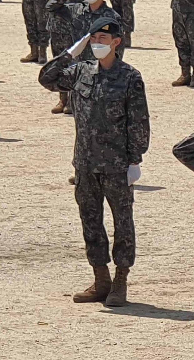 เปิดภาพล่าสุด ชานยอล EXO  จากกรม พร้อมคว้ารางวัลพลทหารดีเด่น