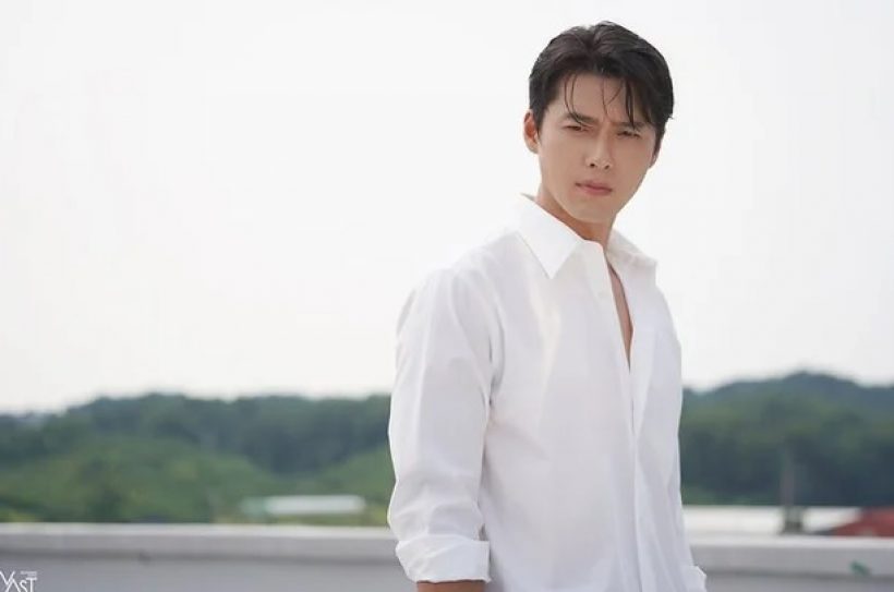 หล่อเทพสร้าง! พระเอกซุปตาร์ แค่เดินเล่นบนถนนออร่ายังเฉิดฉาย