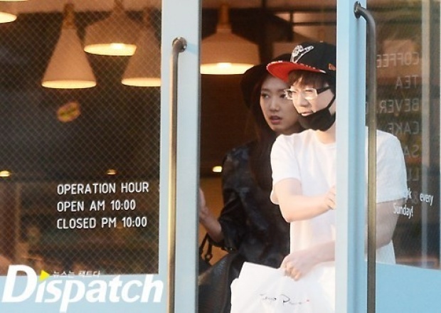 DISPATCH  ปล่อยภาพแอบถ่าย พัค ชินเฮ และ นักร้องรุ่นใหญ่คนดัง