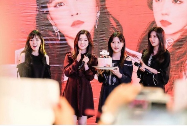 แฟนบอยมองแรงใส่!! สาวๆ Redvelvet เซลฟี่คู่ผู้ชายไทยรายนี้!!