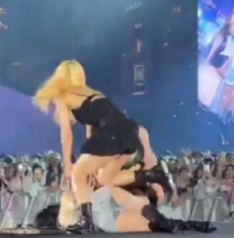 แฟนห่วงหนัก!นักร้องสาวเป็นลมกลางเวที คาดพิษลดน้ำหนัก!