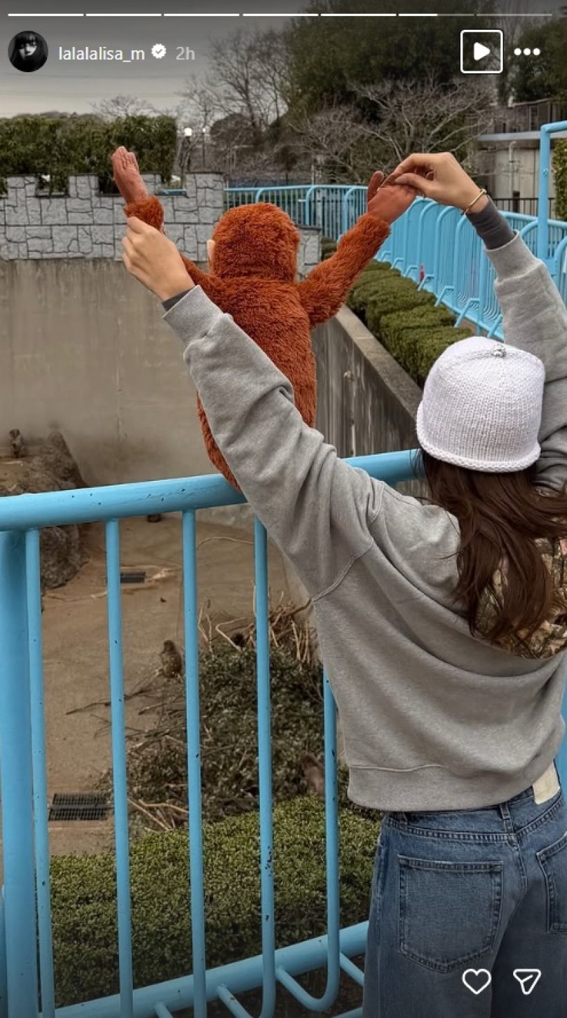 ไวรัลคูณสอง! ลิซ่า ไปหาน้อง พันซ์คุง พร้อมตุ๊กตาลิงตัวโปรด