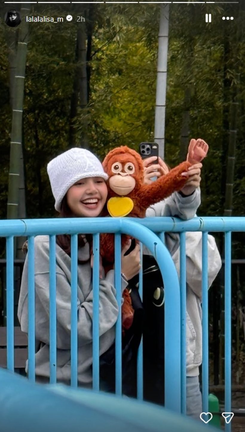 ไวรัลคูณสอง! ลิซ่า ไปหาน้อง พันซ์คุง พร้อมตุ๊กตาลิงตัวโปรด