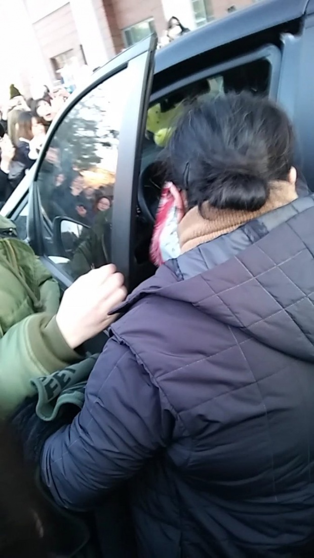  มีแฟนคลับคนหนึ่งพยายามจะเข้าไปในรถของซองกยู ท่ามกลางกลุ่มแฟนที่เข้ามารุมรถของเขา!