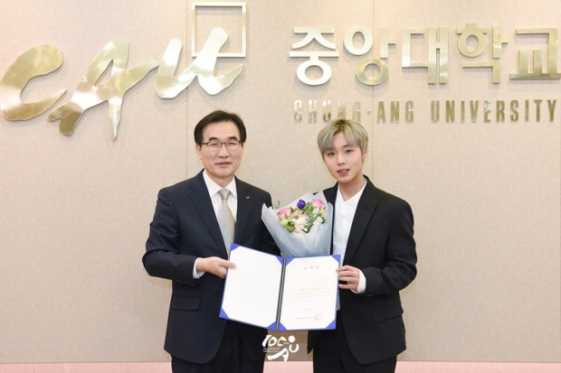  พัคจีฮุน Wanna One ได้รับแต่งตั้งให้เป็นทูตประชาสัมพันธ์ของมหาวิทยาลัยที่เขาเรียนอยู่
