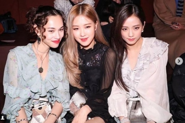  สวยคูณสาม! จีซู-โรเซ่ BLACKPINK ถ่ายภาพกับมิซูฮาระ กิโกะ!