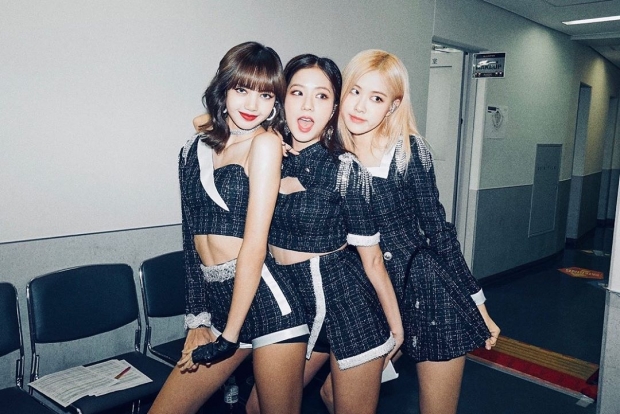 ถึงกับตะลึง!! สาวๆ Blackpink ชมโชว์จากวงโคฟเวอร์ เจอช็อตนี้ทำอึ้งไปเลย (คลิป) 