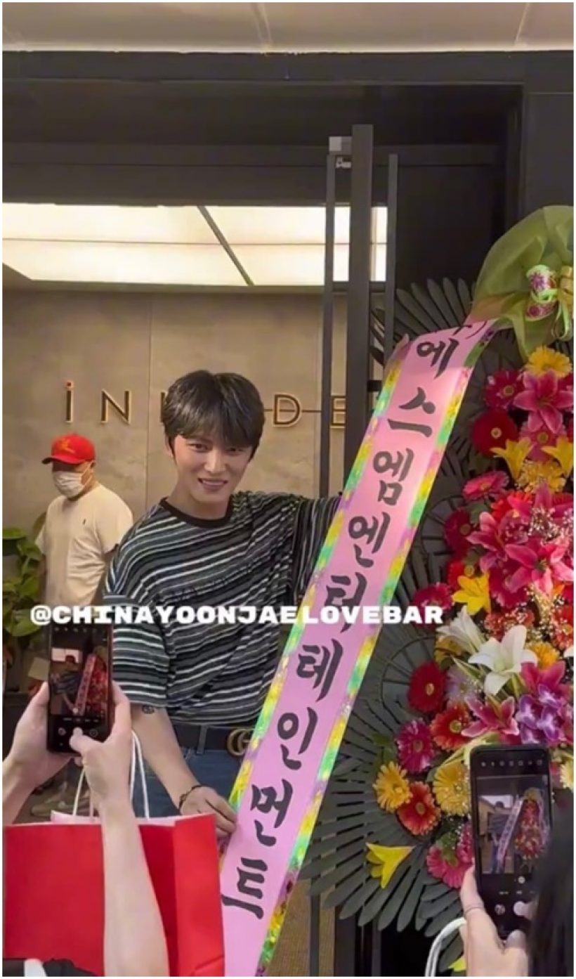 SM Entertainment เซอร์ไพรส์ส่งดอกไม้ยินดีแจจุงอดีตดงบังชินกิ!