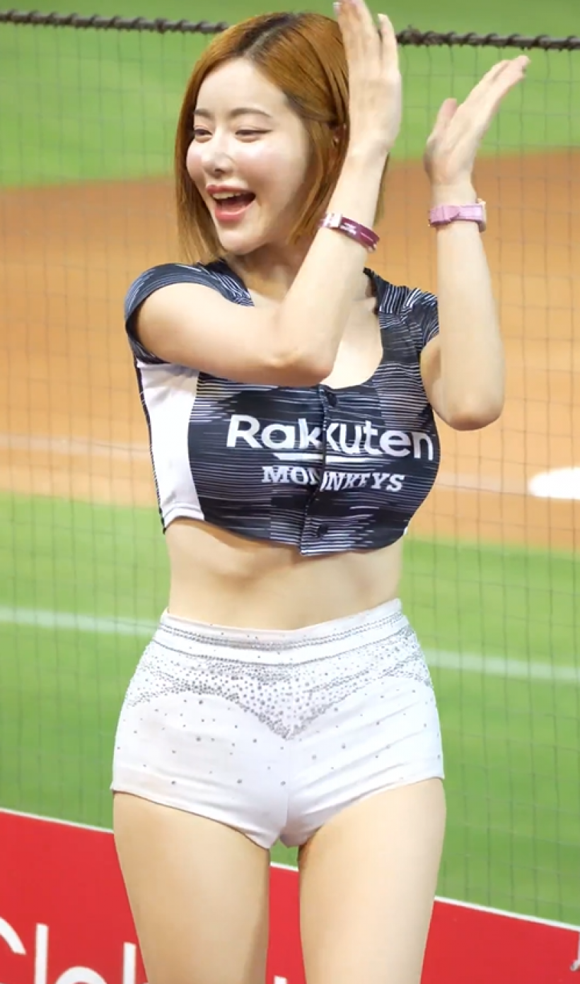 ฮือฮา! ดีเจโซดา ปรากฎตัวขว้างเปิดเกมเบสบอลใส่ชุดนี้ทำสะเทือนโซเชียล