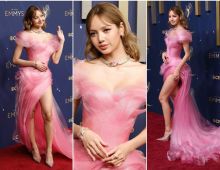 พรมแดงสะเทือน! ลิซ่า ลุคชมพูฟรุ้งฟริ้งเด่นสุดใน Emmy 2025