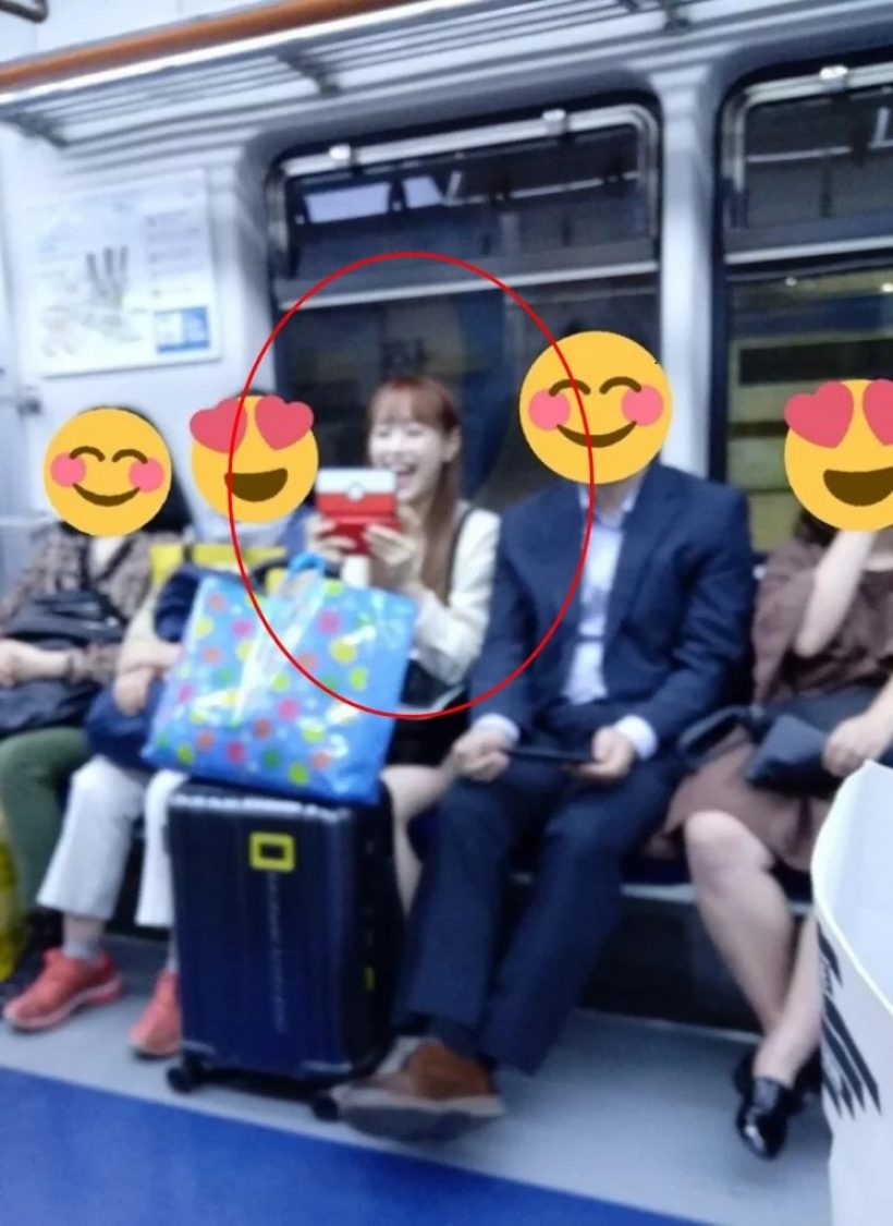 คอมเมนต์สนั่นภาพสาวคนดังนั่ง รถไฟใต้ดิน หน้าตามีเอกลักษณ์สุดๆ 