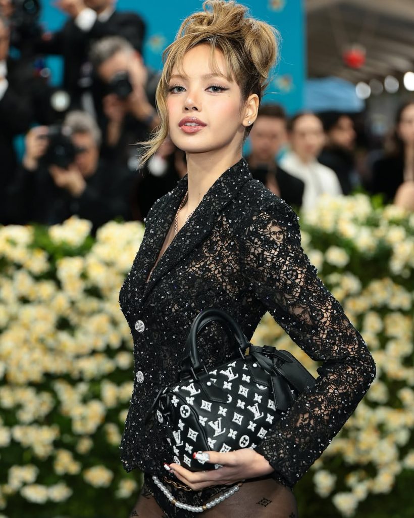 ลิซ่า ไม่ได้มาเล่นๆ เปิดราคาลุค Met Gala เเพงอึ้ง-เเค่ถุงน่องก็เฉียดเเสน!