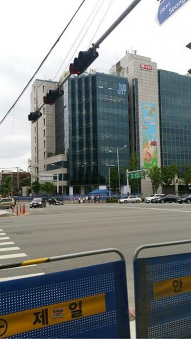  ชาวเน็ตแชร์ภาพตึกใหม่ของ JYP Entertainment ที่ใกล้จะเสร็จสมบูรณ์แล้ว