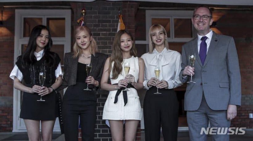 อื้อหือ! ลิซ่าและ BLACKPINK ได้ร่วมงานฉลองวันคล้ายวันพระราชสมภพควีนเอลิซาเบธที่2