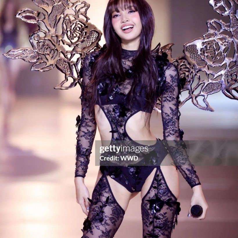 ลิซ่า BLACKPINK ฟาดดราม่าลิปซิงค์! ขึ้นโชว์สดกลางเวที Victoria's Secret"