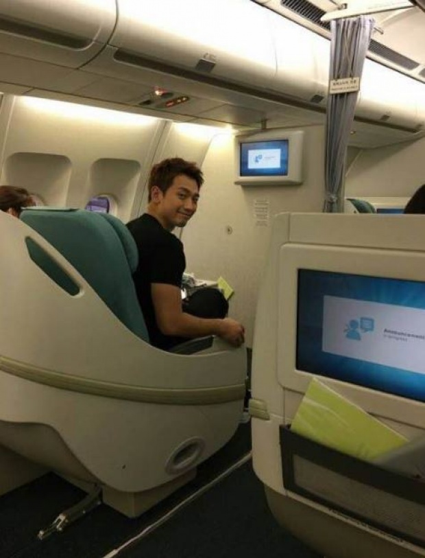 แชร์สนั่น!!! ภาพ เรน-คิมแทฮี โชว์หวานบนเครื่องบิน ก่อนแจกรอยยิ้มให้แฟนคลับ
