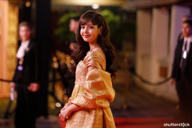 สวยสง่า ลิซ่า ร่วมงานกับ ททท. ชุดนี้ได้แรงบันดาลใจจากพระพันปีหลวง