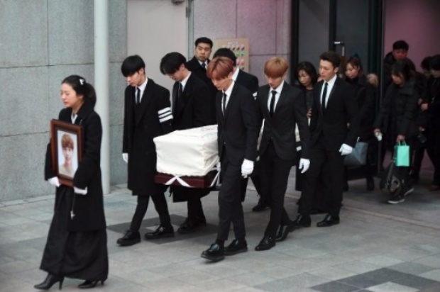 สุดอาลัย...สมาชิกวง SHINee ร่วมพิธีเคลื่อนย้ายโลงศพ จงฮยอน ไปยังสุสาน (มีคลิป)