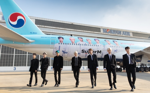 อลังการ!! Korean Air เผยภาพเครื่องบินพิเศษ ลายวง SuperM เปิดตัวในฐานะ โกลบอล เอมบลาสเดอร์ 