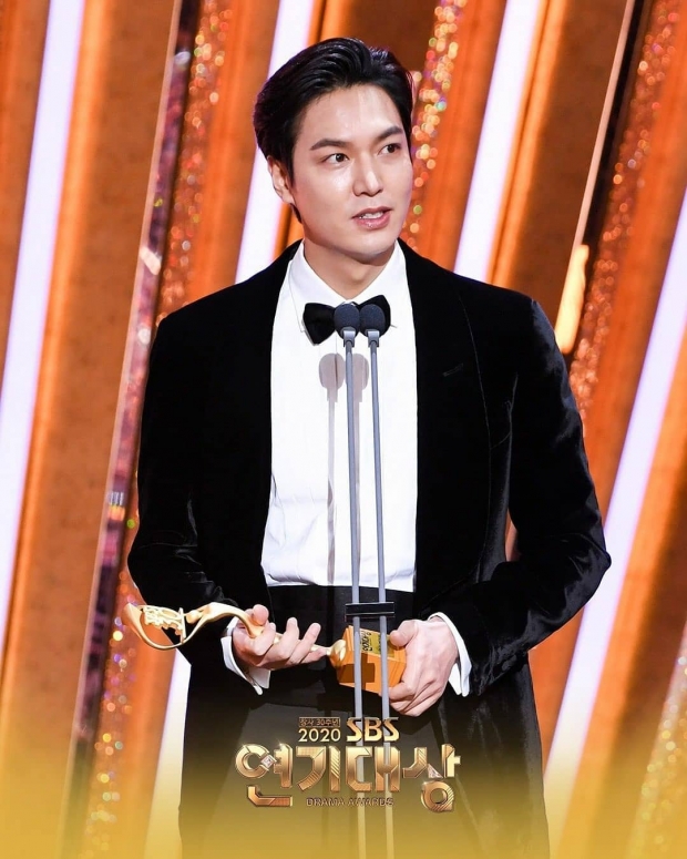  อีมินโฮ คว้ารางวัล จากงานSBS Drama Awards 