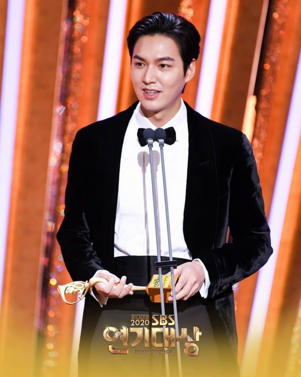  อีมินโฮ คว้ารางวัล จากงานSBS Drama Awards 