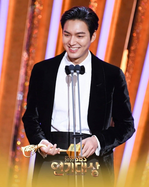  อีมินโฮ คว้ารางวัล จากงานSBS Drama Awards 