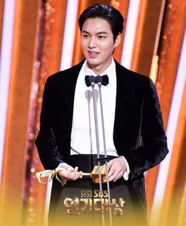  อีมินโฮ คว้ารางวัล จากงานSBS Drama Awards 