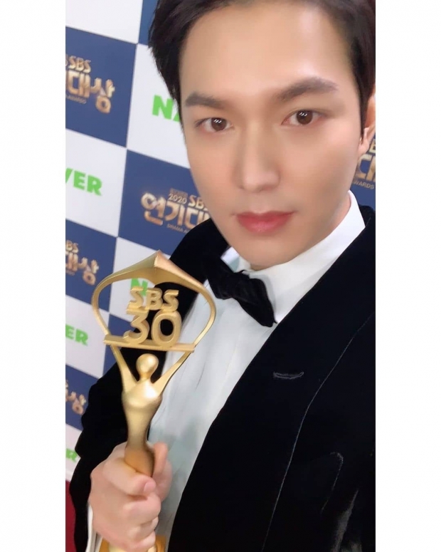  อีมินโฮ คว้ารางวัล จากงานSBS Drama Awards 