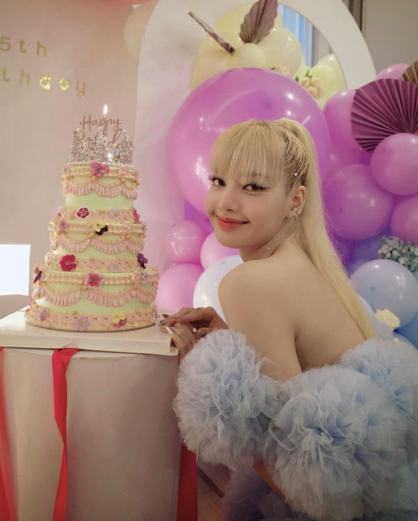 ชาวเน็ตเกาหลีคอมเมนต์เกี่ยวกับลุคปาร์ตี้ฉลองวันเกิดของลิซ่า BLACKPINK