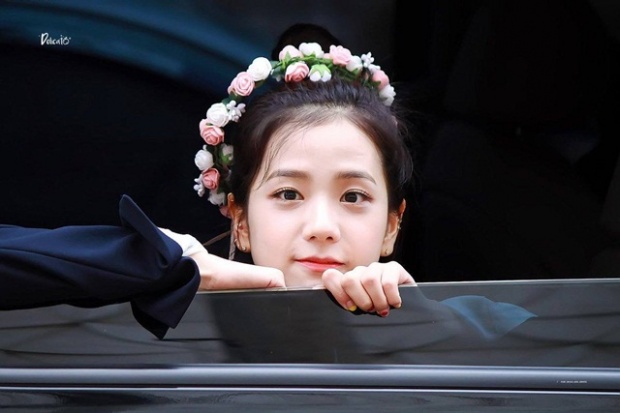 ชมภาพจีซู วง BLACKPINK ที่ดูราวกับนางฟ้าขณะสวมมงกุฎดอกไม้!!