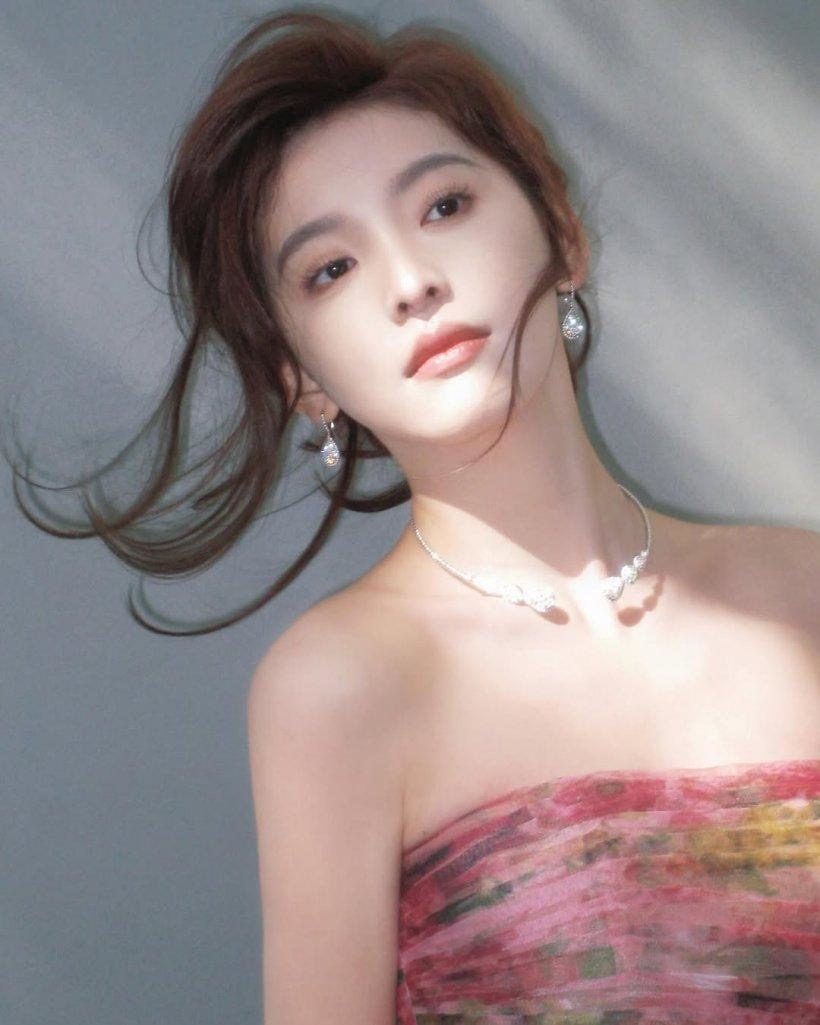 คนสวยใจดีอีกเเล้ว! นางเอกดัง เปย์ไอโฟน 17 ให้ทีมงานทุกคน