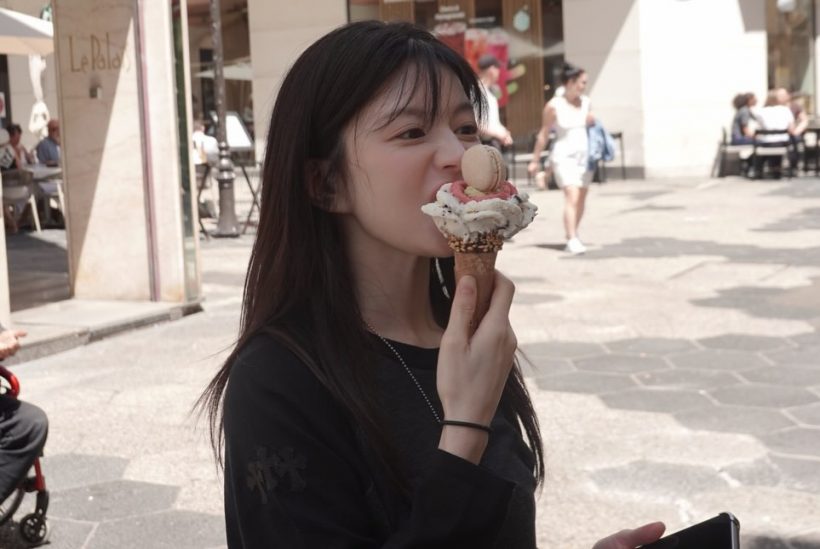 หลุดภาพนางเอกดังโผล่เที่ยวยุโรป! ลุคชิลล์ๆ แต่สวยออร่าพุ่ง
