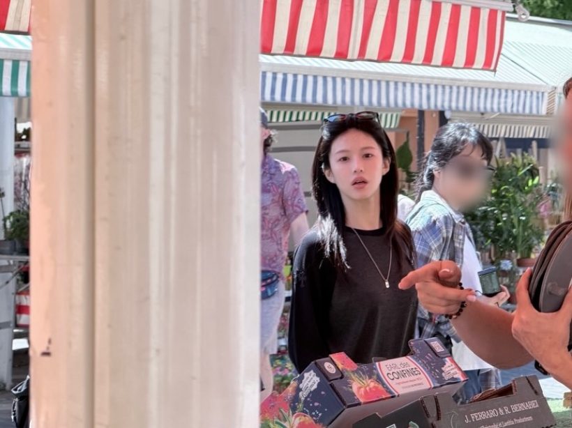 หลุดภาพนางเอกดังโผล่เที่ยวยุโรป! ลุคชิลล์ๆ แต่สวยออร่าพุ่ง