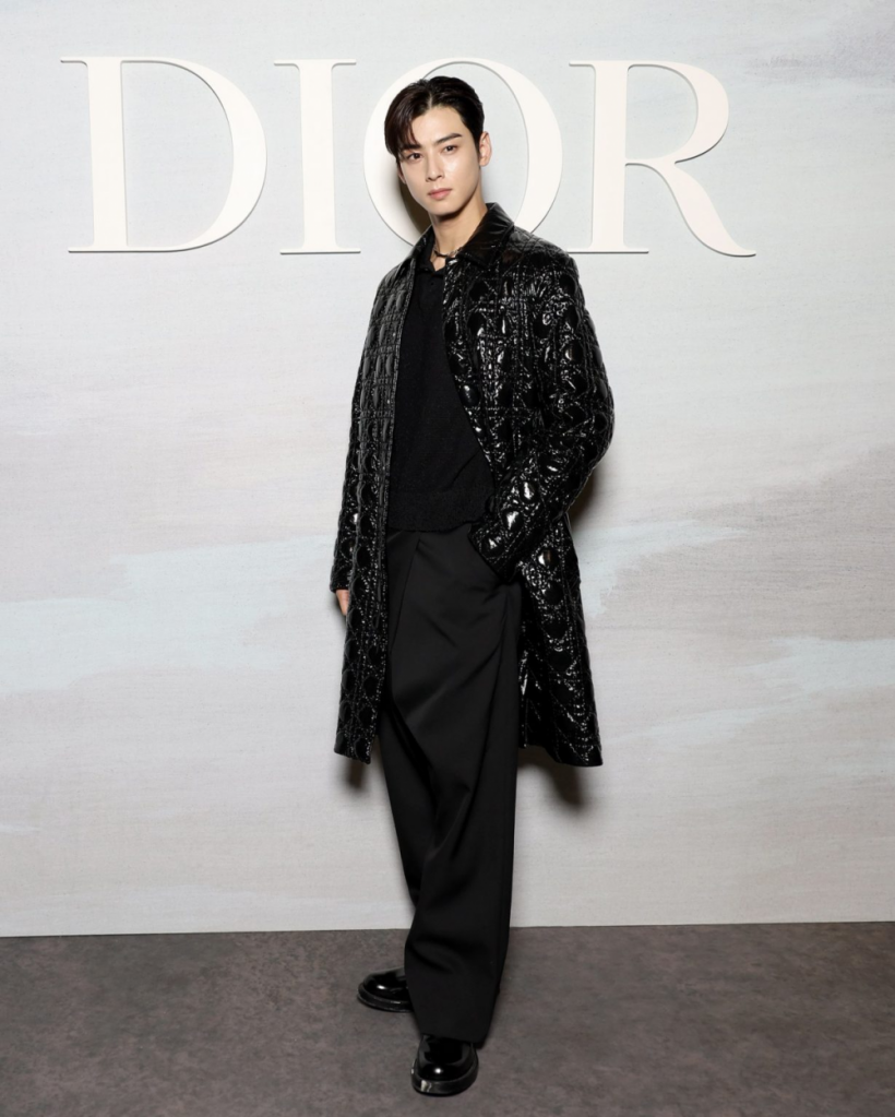 เสียงเชียร์สนั่น! หลังหนุ่มคนนี้ปรากฎตัวขึ้นที่งานเเฟชั่นวีกเเบรนด์DIOR