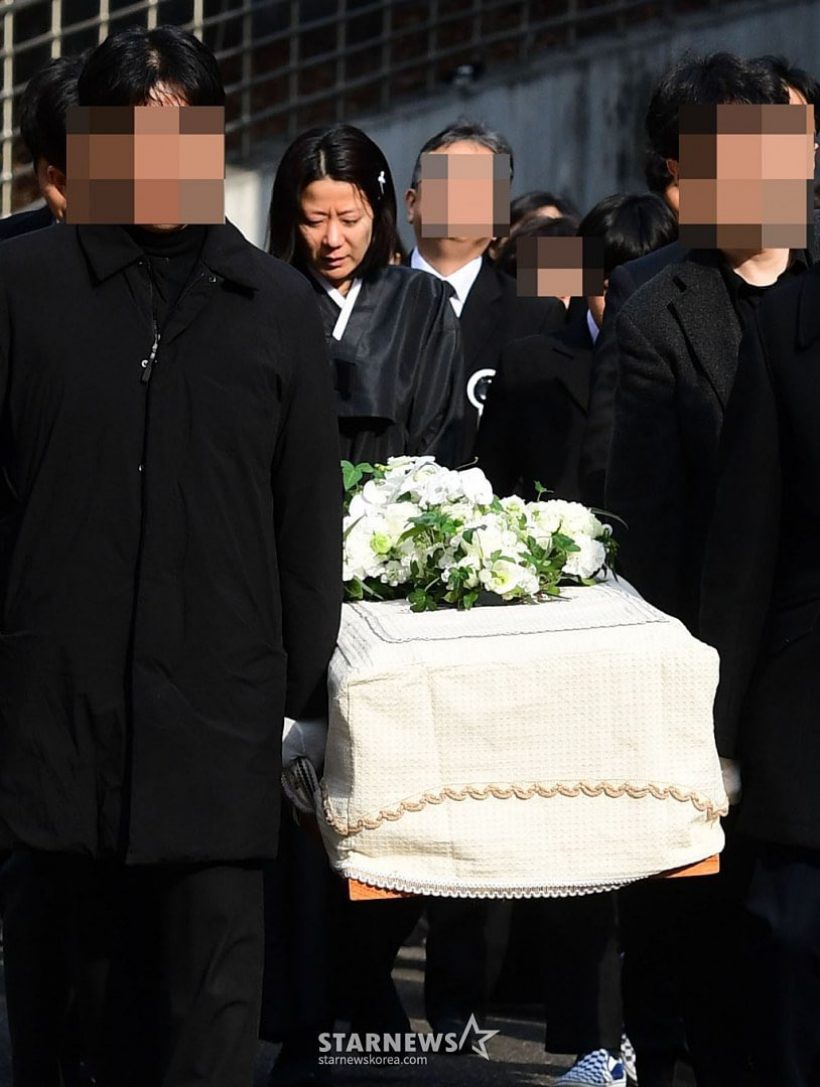 บอกลาครั้งสุดท้าย! ภาพบรรยากาศสุดเศร้าเคลื่อนร่างอีซอนคยุน 